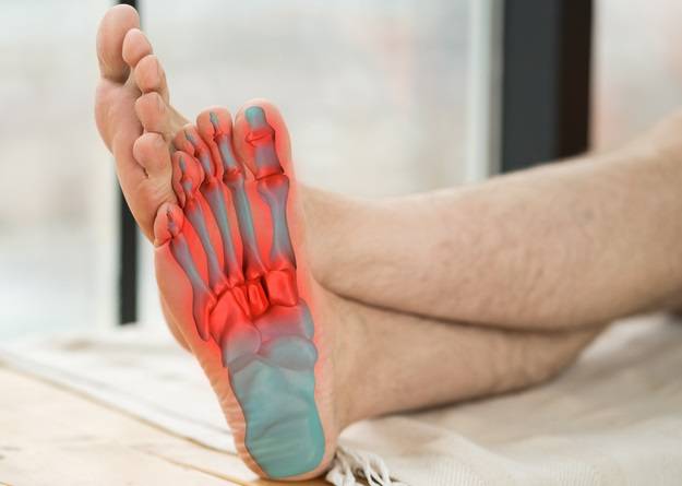 당뇨발은 무서운 합병증이다. 자칫 잘못하면 발을 잘라내야 한다. 당뇨병 환자는 나이가 들수록 발에 바짝 신경을 써야 한다. 발에 상처가 생기지 않게 조심하고, 물집이나 굳은 살이 생겨도 담당의사와 상의하는 게 바람직하다.  당뇨병 환자는 발 뒤꿈치보다는 앞쪽(중족골)에 더 힘을 주면서 걷는 경향이 강하다. 이런 나쁜 걸음걸이를 일찍 발견해 바로잡을 수 있는 전자양말이 국내 연구팀에 의해 개발됐다. 이 양말에는 심전도(BCG) 센서가 부착돼 있다. [사진= 게티이미지뱅크]