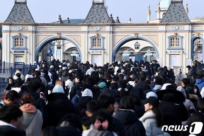 푸바오가 일반 관람객들을 만나는 마지막 날인 3일 오전 경기 용인시 에버랜드에서 관람객들이 '오픈런'을 하기 위해 대기하고 있다. 2024.3.3/뉴스1 ⓒ News1 사진공동취재단