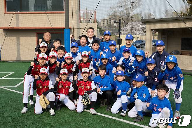 윤석열 대통령이 6일 오후 용산어린이정원을 깜짝 방문해 초등학생들 리틀야구 시합을 참관한 뒤 기념 촬영하고 있다. (대통령실 제공) 2024.4.6/뉴스1 ⓒ News1 안은나 기자