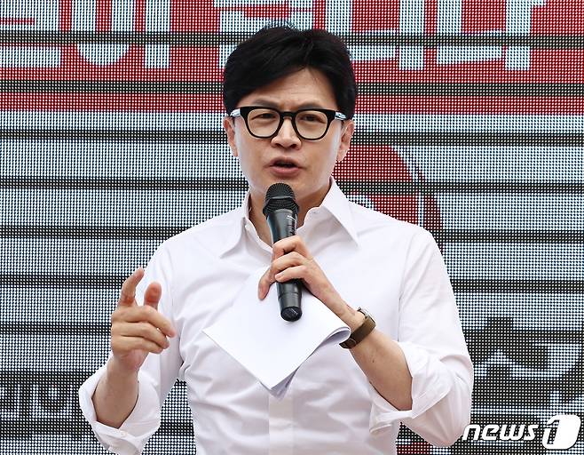 한동훈 국민의힘 비상대책위원장 겸 총괄선거대책위원장이 8일 오전 경기도 이천시 중앙로문화의거리에서 송석준(경기 이천) 후보 지원유세를 하고 있다. 2024.4.8/뉴스1 ⓒ News1 구윤성 기자