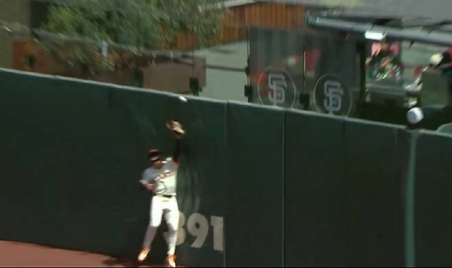이정후가 1회초 제이크 크로넨워스의 중월 2루타를 잡기 위해 점프했다가 펜스에 부딪히고 있다. 사진=MLB.TV 캡처