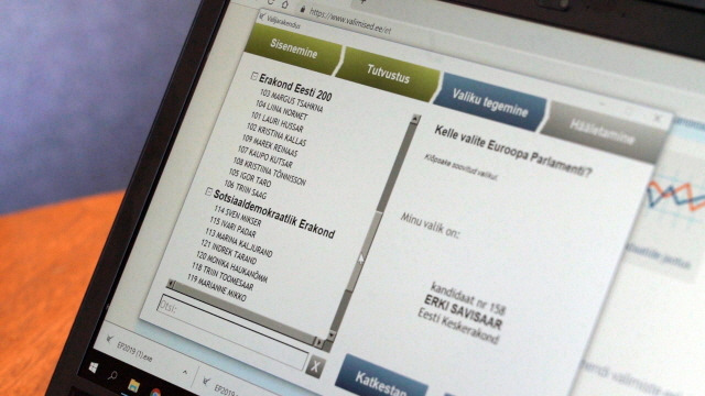 에스토니아는 전세계에서 최초로 인터넷투표를 전면 도입한 국가다. 2019년 5월 16일 에스토니아 한 유권자가 한 카페에서 투표하기 위해 노트북 컴퓨터에 유럽 선거의 선거인 명단을 띄운 모습. /AP=뉴시스