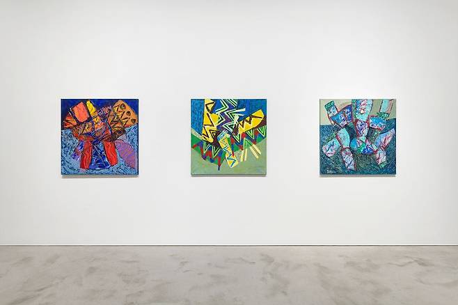 서울 삼청동 국제갤러리에 전시된 김윤신의 회화 작품들. 그는 "기법만 다를 뿐 조각과 그림은 같은 것"이라고 했다. /국제갤러리