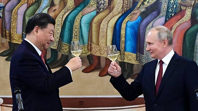 지난 3월 시진핑(왼쪽) 중국 국가주석과 블라디미르 푸틴 러시아 대통령이 러시아 모스크바 크렘린궁에서 정상회담을 한 뒤 만찬장에서 건배하고 있다./로이터 연합뉴스