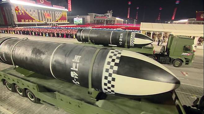 지난 14일 평양 김일성광장에서 열린 조선노동당 제8차 대회 기념 열병식에서 '북극성-5ㅅ' 문구가 적힌 신형 추정 잠수함발사탄도미사일(SLBM)이 등장하고 있다./조선중앙TV 뉴시스