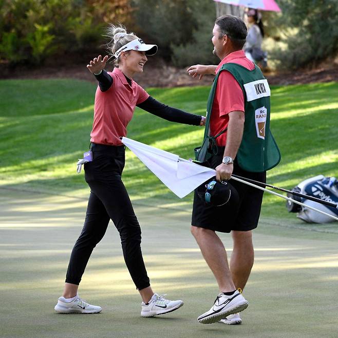 넬리 코르다가 8일 미국 라스베이거스 섀도 크릭 골프장에서 열린 LPGA 투어 T모바일 매치 플레이 결승에서 승리한 뒤 캐디와 함께 기뻐하고 있다./AFP 연합뉴스