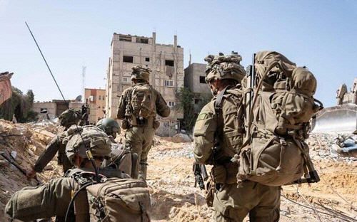 가자지구 남부 최대도시인 칸 유니스에서 작전 중인 이스라엘군 병사들[이스라엘군 제공] 연합뉴스