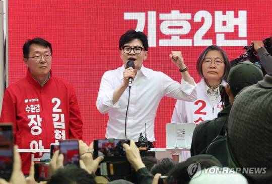 한동훈 국민의힘 비상대책위원장이 8일 경기 수원시 장안구에서 김현준, 홍윤오, 이수정 후보와 집중유세를 하고 있다. <연합뉴스>