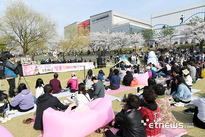 경기 오산시가 지난 6일 실시한 야외상설공연 '공연이 있는 날 - 벚꽃 IT DAY~'를 개최했다.