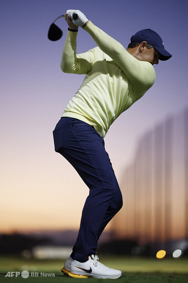 미국프로골프(PGA) 투어에서 가장 뛰어난 골프 스윙을 한다고 평가 받는 로리 맥길로이가 샷을 연습하는 모습이다. 사진제공=ⓒAFPBBNews = News1
