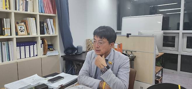 지난 2일 저녁 경기도 고양시 4·16안전사회연구소 사무실에서 장훈 소장이 한겨레와 인터뷰를 하고 있다.