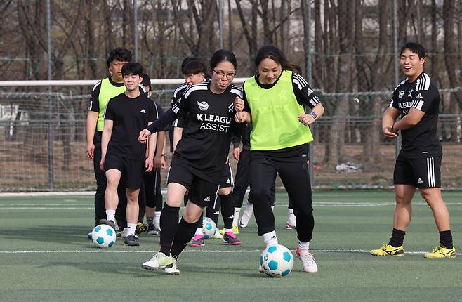 통합축구단 ‘에프시(FC)보라매’ 김민지 선수(왼쪽)가 파트너 선수와 함께 훈련을 하고 있다. 박종식 기자 anaki@hani.co.kr