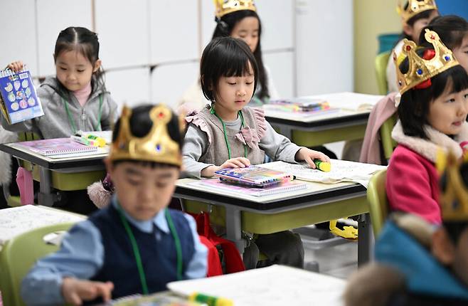 지난달 4일 서울 영등포구 문래초등학교에서 입학식을 마친 1학년 4반 신입생들이 교실에서 필기구를 정리하고 있다. 연합뉴스