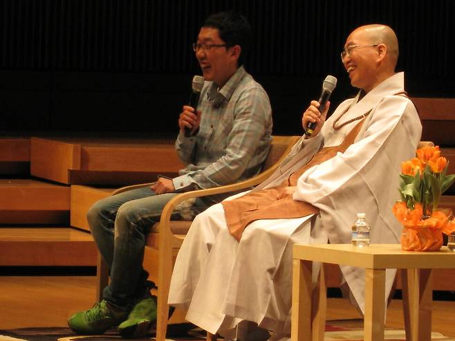 김제동과 법륜 스님(오른쪽)이 무대에서 이야기하고 있다. 김제동은 법륜 스님이 이끄는 정토회 프로그램과 역사기행 등에 참여했다. <한겨레> 자료사진