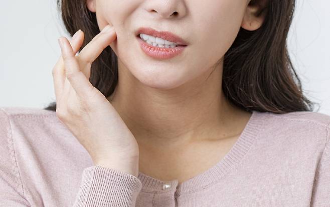 충치는 치아 표면이 더 깊거나 거칠거나, 입안이 건조하거나, 탄수화물과 당 함량이 높은 식사를 하면 생기기 쉽다./사진=클립아트코리아