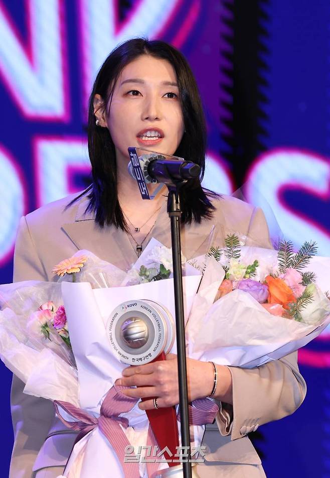 여자부 베스트7 아웃사이드히터 부문을 수상한 김연경이 8일 오후 서울 서초구 더케이호텔 서울에서 진행된 2023-2024 V리그 시상식에서 수상소감을 말하고 있다. 김민규 기자 mgkim1@edaily.co.kr /2024.04.08/