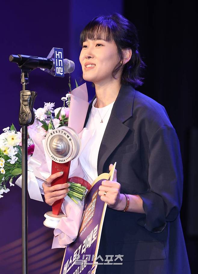 여자부 베스트7 리베로 부문을 수상한 임명옥이 8일 오후 서울 서초구 더케이호텔 서울에서 진행된 2023-2024 V리그 시상식에서 수상소감을 말하고 있다. 김민규 기자 mgkim1@edaily.co.kr /2024.04.08/
