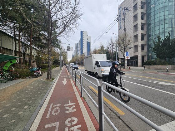 서울 성북구 석계역 인근에 무단횡단을 막기 위한 방호울타리가 설치 돼 있다. 신혜연 기자.