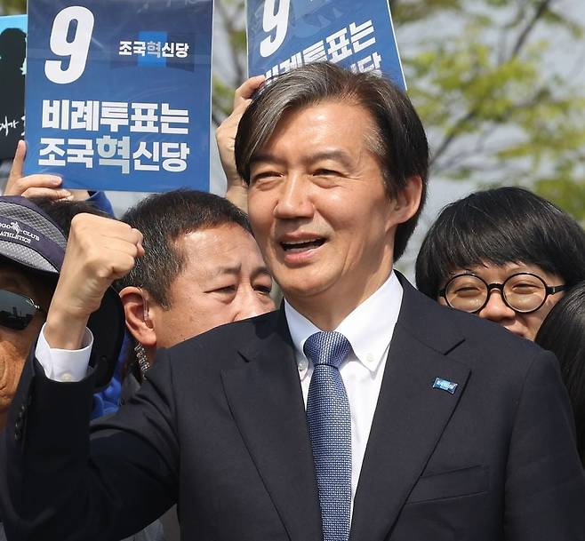 조국 조국혁신당 대표가 7일 서울 영등포구 여의도 한강시민공원에서 시민들을 만나고 있다.  /뉴스1