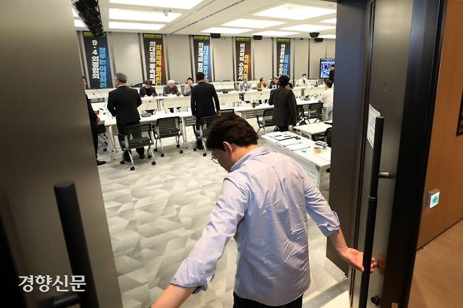 의협 비대위 7차 회의 대한의사협회 관계자가 7일 서울 용산구 의협에서 열린 의대 정원 증원 저지를 위한 비상대책위원회 제7차 회의를 비공개로 진행하기 위해 문을 닫고 있다. 조태형 기자