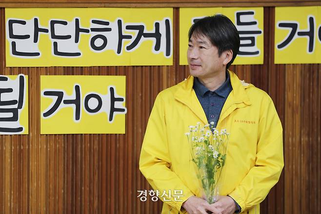4·16 합창단에서 활동하고 있는 세월호 유가족 창현 아빠 이남석씨가 지난 3월13일 서울 마포구 성미산학교에서 노래를 부르는 학생들을 바라보고 있다. 한수빈 기자