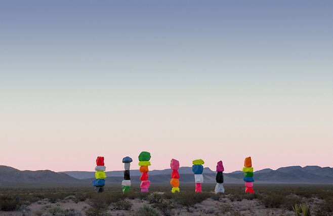 2016년 미국 네바다 사막에 설치된 우고 론디노네의 ‘Seven Magic Mountains’. 우고 론디노네 홈페이지