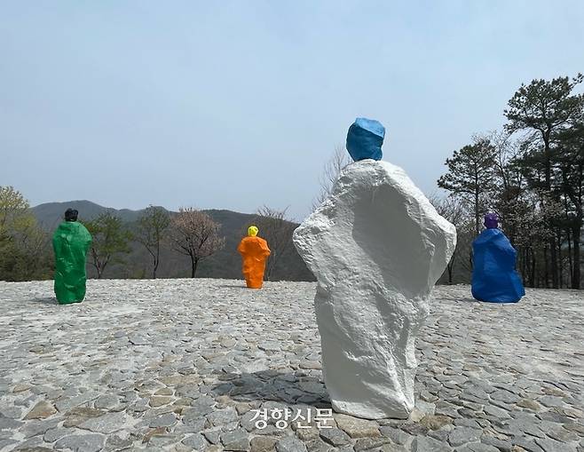 강원도 원주시 뮤지엄 산의 야외 스톤가든에 설치된 수녀와 수도승 조각들. 이영경 기자