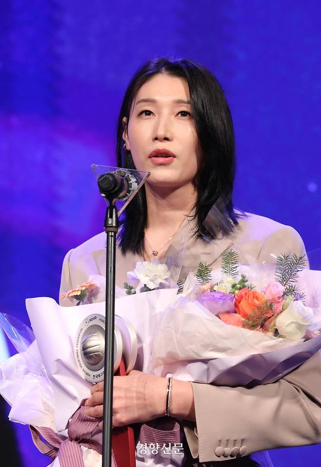 도드람 2023-2024 V리그 어워즈가 8일 서울 서초구 더케이호텔에서 열려 흥국생명 김연경 선수가 여자 베스트7 상을 수상하고 소감을 밝히고 있다. 김창길기자