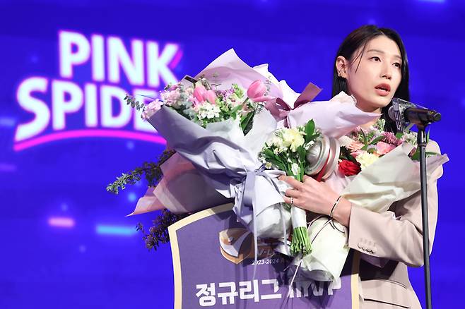 8일 오후 서울 용산구 그랜드하얏트호텔에서 열린 프로배구 2023-2024 V-리그 시상식에서 여자부 정규리그 MVP에 선정된 흥국생명 김연경이 수상 소감을 말하고 있다. 연하뷴스