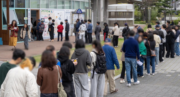 22대 총선 사전투표 이틀째인 지난 6일 부산 남구 대연3동 행정복지센터에 마련된 투표소 앞에 유권자들이 길게 줄지어 서 있다. 이원준 기자 windstorm@kookje.co.kr