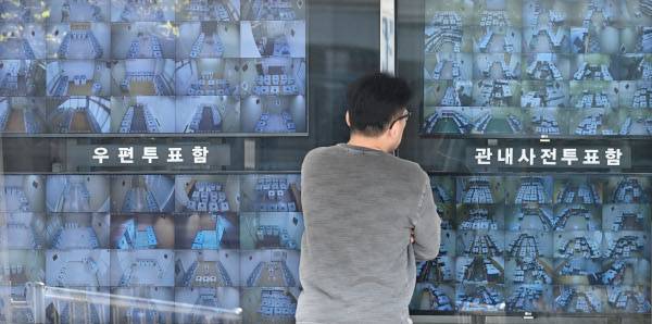 서울 종로구 서울시선거관리위원회 청사에 설치된 대형 화면에 7일 25개 관내 사전투표함 보관 장소를 실시간 촬영 중인 CCTV 영상이 공개되고 있다. 중앙선거관리위원회는 사전투표 불신을 해소하기 위해 이번 4·10 총선부터 전국 모든 사전투표함 보관 장소에 CCTV를 설치해 24시간 촬영하고 일반 시민이 볼 수 있도록 했다. 이한형 기자