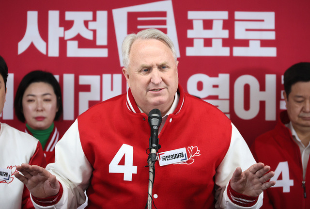 국민의미래 인요한 선거대책위원장이 31일 서울 여의도 당사에서 사전투표 독려 기자회견을 하고 있다. 연합뉴스