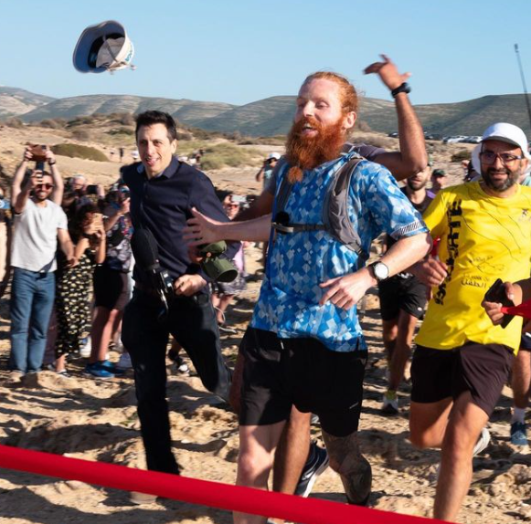 영국 마라톤 선수 러스 쿡(27)이  자선기금 모금을 목표로 아프리카 종단 달리기에 도전해 352일 만인 7일(현지시간) 목표 지점에 들어서고 있다. 쿡 인스타그램 게시글 캡처