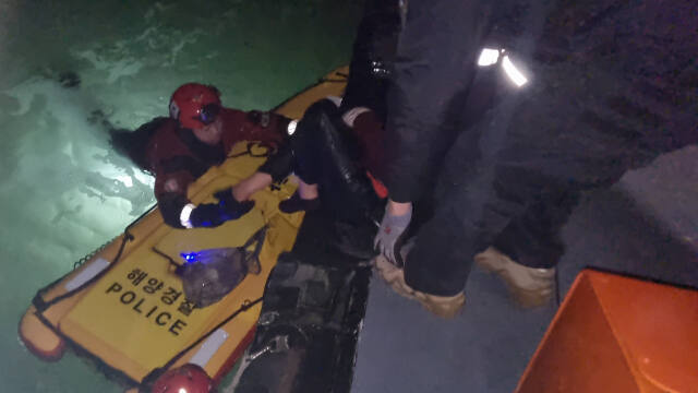 지난 7일 인천해경 구조대가 인천 중구 무의동 하나개해수욕장에서 고립된 50대 여성을 구조하고 있다. 인천해경 제공