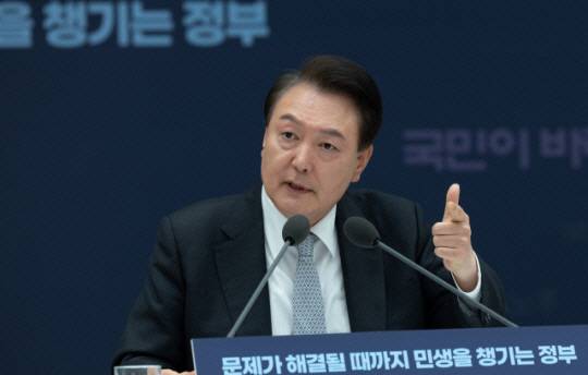 2024040401039910126004_b 윤석열 대통령이 4일 서울 용산 대통령실 청사에서 열린 민생토론회 후속 조치 2차, 경제분야 점검 회의에 참석해 발언하고 있다. 연합뉴스