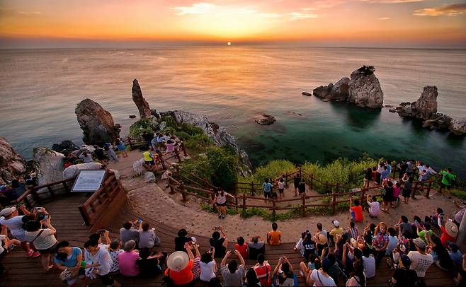 추암 능파대와 촛대바위 일출