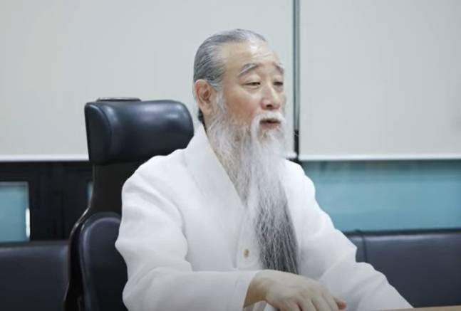 역술인 천공(이천공)은 지난 4일 정법시대 유튜브 채널에 올린 영상에서 의대 증원 2000명 정책이 자신의 이름과 관련이 있다는 음모론에 대해 반박했다. [정법시대 유튜브 캡처]