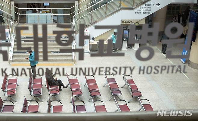 [청주=뉴시스] 조성현 기자 = 전공의 집단 이탈 사태로 외래 진료를 줄이기로 한 첫날인 5일 오전 충북 청주시 서원구 한 대학병원 로비가 한산한 모습을 보이고 있다. 2024.04.05. jsh0128@newsis.com