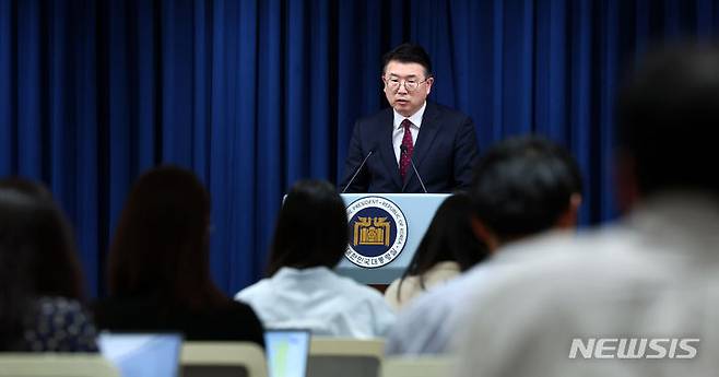 [서울=뉴시스] 전신 기자 = 장상윤 사회수석이 8일 서울 용산 대통령실 청사에서 의대 수업 재개 관련 브리핑을 하고 있다. 2024.04.08. photo1006@newsis.com