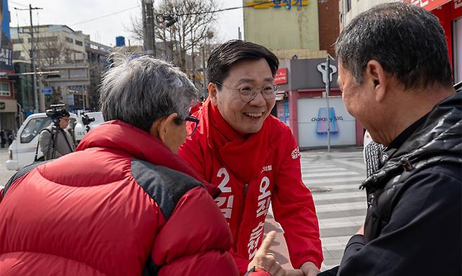김형석 후보가 전남 순천에서 유권자를 만나 지지를 호소하고 있다. 김 후보 캠프 제공