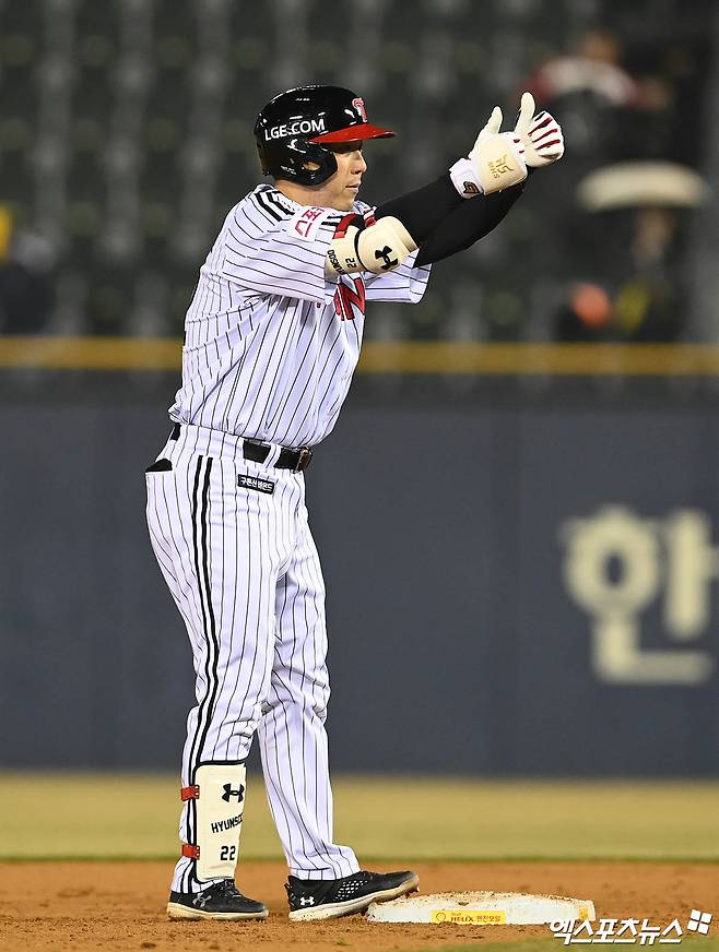 LG 트윈스 김현수가 적시타를 친 뒤 세리머니하고 있다. 엑스포츠뉴스 DB
