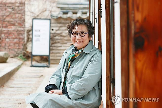 김홍남 내셔널트러스트 문화유산기금 이사장 인터뷰 (서울=연합뉴스) 진연수 기자 = 김홍남 내셔널트러스트 문화유산기금 이사장이 서울 성북구 최순우 옛집에서 진행된 연합뉴스와 인터뷰에 앞서 포즈를 취하고 있다. 2024.4.8 jin90@yna.co.kr