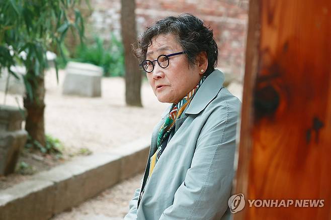 김홍남 이사장, 연합뉴스와 인터뷰 (서울=연합뉴스) 진연수 기자 = 김홍남 내셔널트러스트 문화유산기금 이사장이 서울 성북구 최순우 옛집에서 연합뉴스와 인터뷰를 하고 있다. 2024.4.8 jin90@yna.co.kr