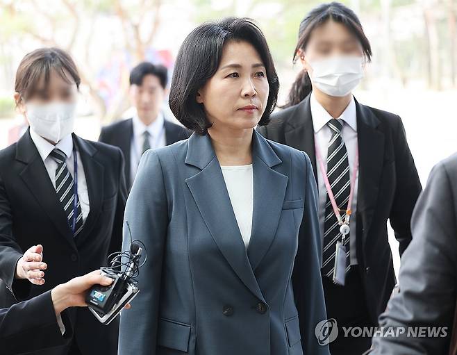 수원지법 들어서는 김혜경 씨 (수원=연합뉴스) 홍기원 기자 = 2022년 제20대 대통령 선거와 관련한 공직선거법 위반 혐의로 재판에 넘겨진 더불어민주당 이재명 대표의 배우자 김혜경 씨가 8일 오전 경기도 수원시 영통구 수원지방법원에서 열린 2차 공판에 출석하고 있다.
    김씨는 이 대표의 당내 대선 후보 경선 출마 선언 후인 2021년 8월 2일 서울 모 음식점에서 당 관련 인사 3명 및 자신의 운전기사·변호사 등에게 총 10만원 상당의 식사를 제공(기부행위)한 혐의를 받는다. 2024.4.8 xanadu@yna.co.kr