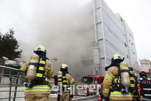 지난 2018년 서울 서대문구 충정로 KT 아현빌딩 지하 통신구에서 발생한 화재를 소방관들이 진압하는 모습.(사진=연합뉴스)