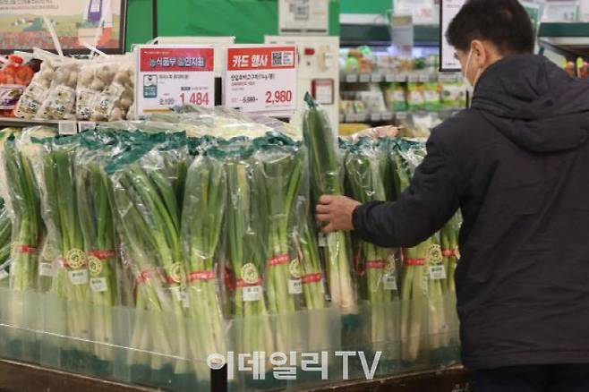 시민이 마트에서 대파를 들어올리고 있다. (사진=이데일리 김형일 기자)