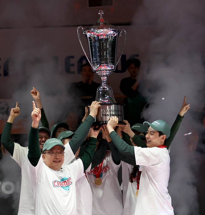 23-24시즌 팀리그 최종 챔피언에 등극한 하나카드, PBA