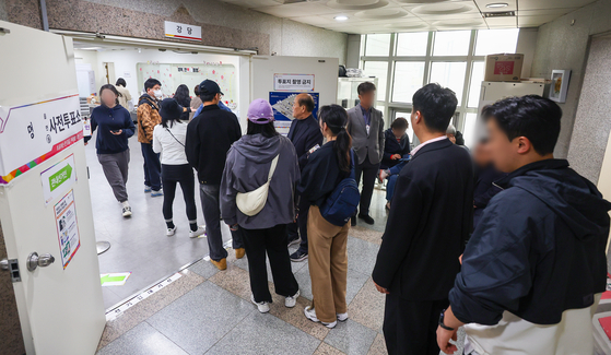 제22대 국회의원선거 사전투표소에 참여하기 위해 줄 서 있는 시민들. 〈사진=연합뉴스〉
