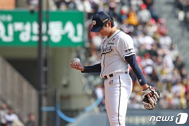 31일 서울 송파구 잠실야구장에서 열린 프로야구 '2024 신한 SOL 뱅크 KBO리그' KIA 타이거즈와 두산 베어스의 경기에서 5회초 KIA 공격 두산 곽빈이 3실점 하고 아쉬워하고 있다. 2024.3.31/뉴스1 ⓒ News1 이승배 기자