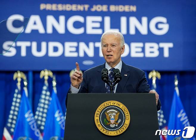 8일(현지시간) 조 바이든 미국 대통령이 미(美) 위스콘신주 매디슨에 위치한 한 기술 대학을 방문해 학자금 대출 구제를 위한 새로운 계획을 발표하고 있다. 2024.04.09 ⓒ 로이터=뉴스1 ⓒ News1 조소영 기자